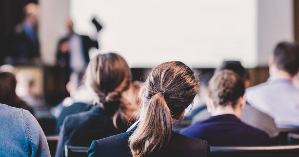 Mujer asistiendo a una formación como parte del plan de upskilling de su empresa