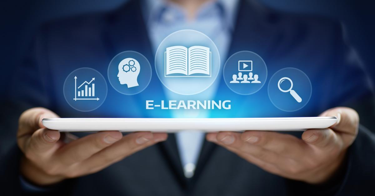Hombre con las palmas abiertas sujetando una tablet que refleja de forma virtual unos iconos que representan un plan de formación de e-learning