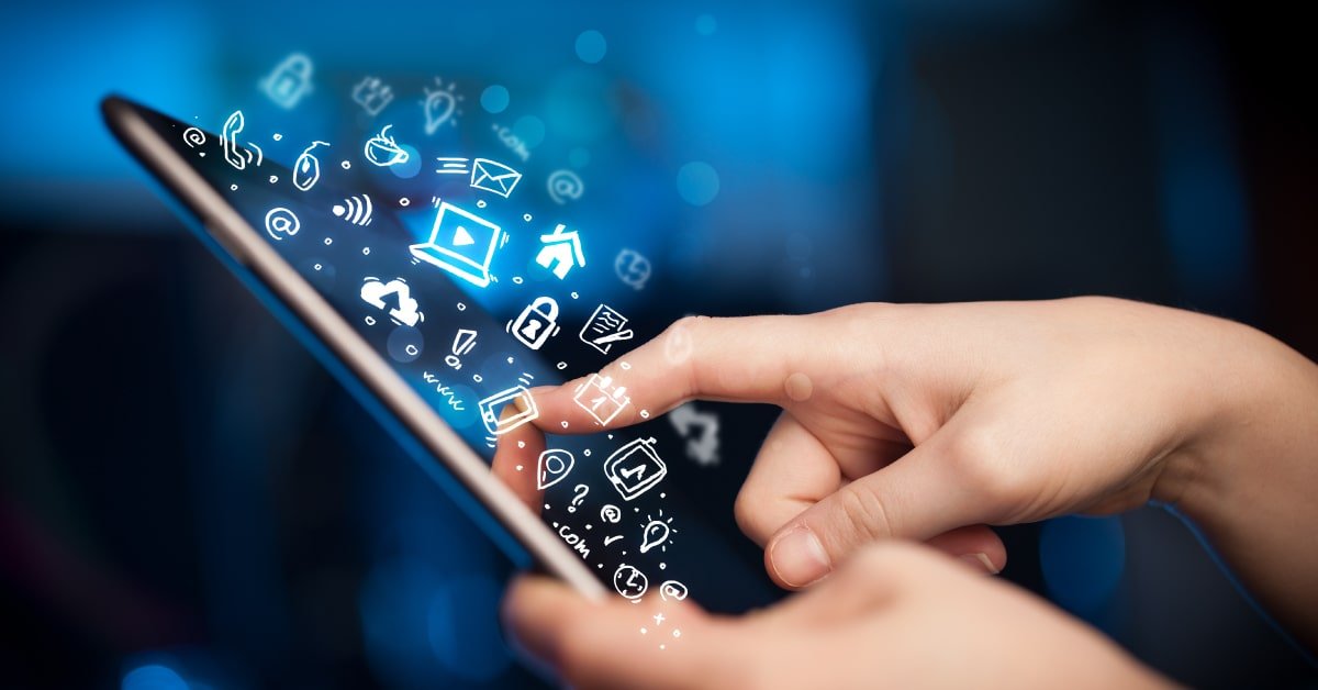 Persona usando una tableta con varias aplicaciones instaladas para la digitalización de los recursos humanos de su empresa
