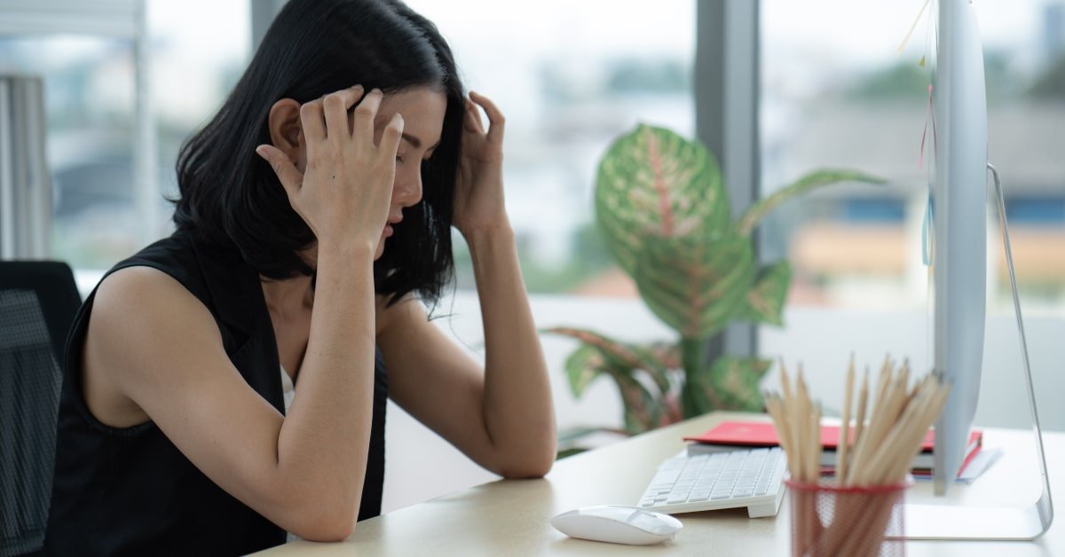 Mujer sufriendo estrés debido a su mala productividad laboral
