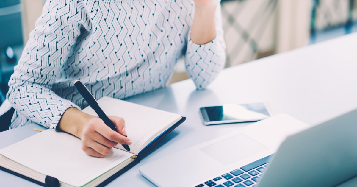 Mujer recibiendo una formación en soft skills 