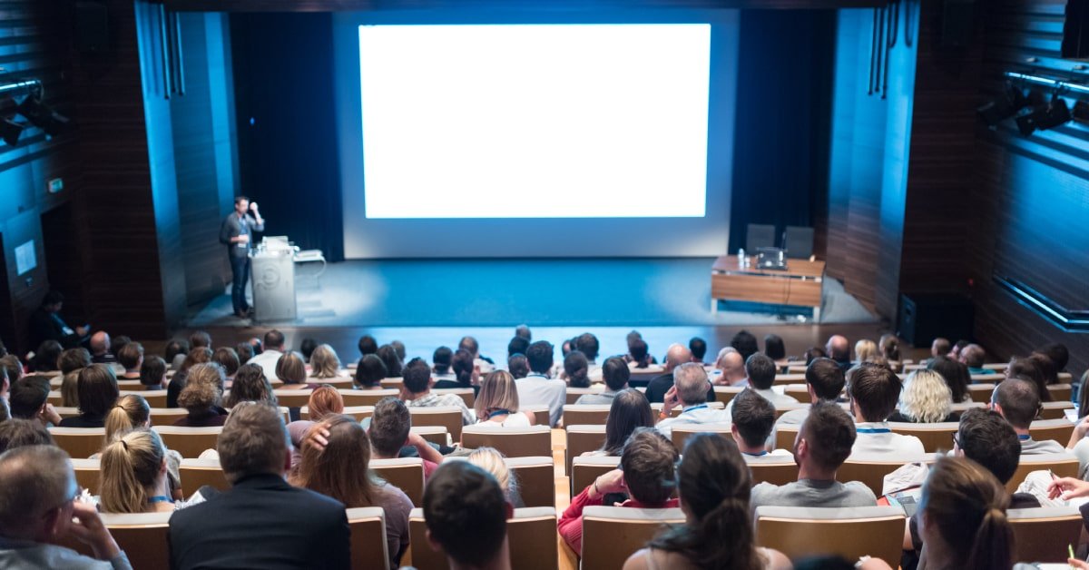 Conferencia, como en la que se presentó el informe 'Tendencias tecnológicas, ¿hype o realidad?'