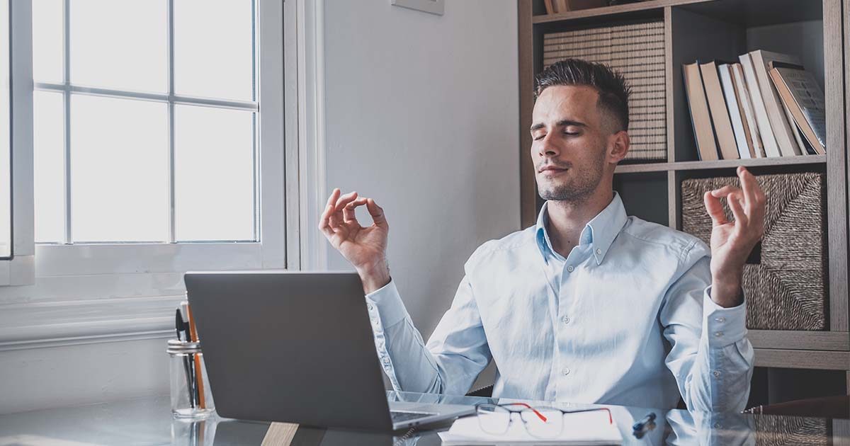 Empleado realizando Mindfulness en su oficina