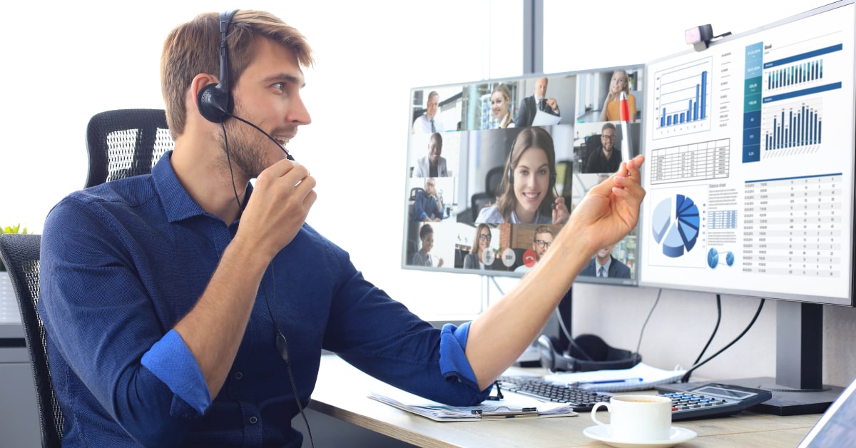 Hombre durante una videoconferencia laboral utilizando herramientas colaborativas para trabajar en línea