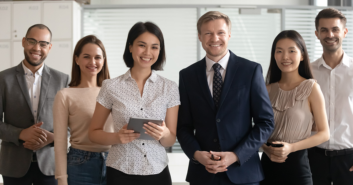 Grupo de empleados en una oficina