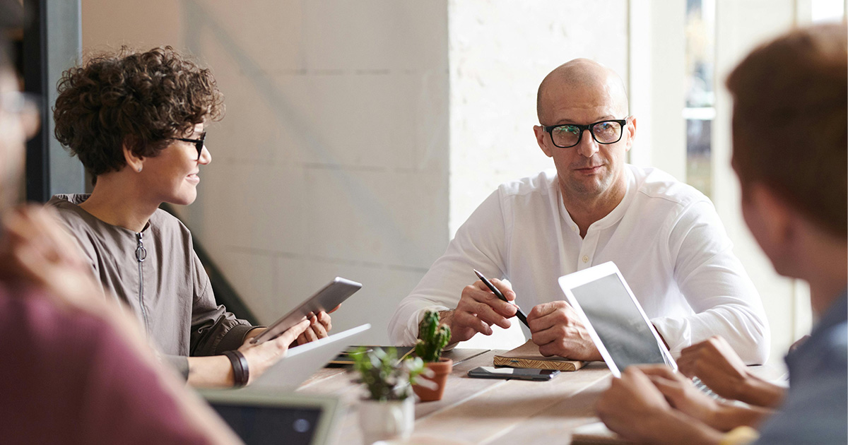 Director de empresa ante su equipo de trabajo