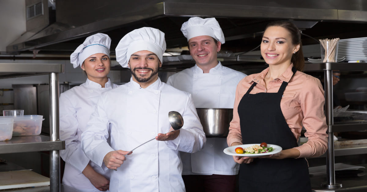 Grupo de chefs en la cocina